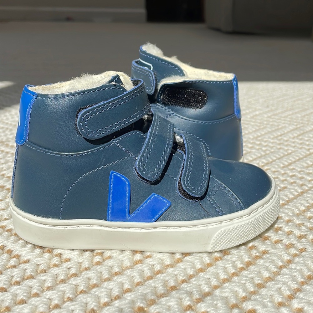 NWOB Veja Esplar high top blue sneakers